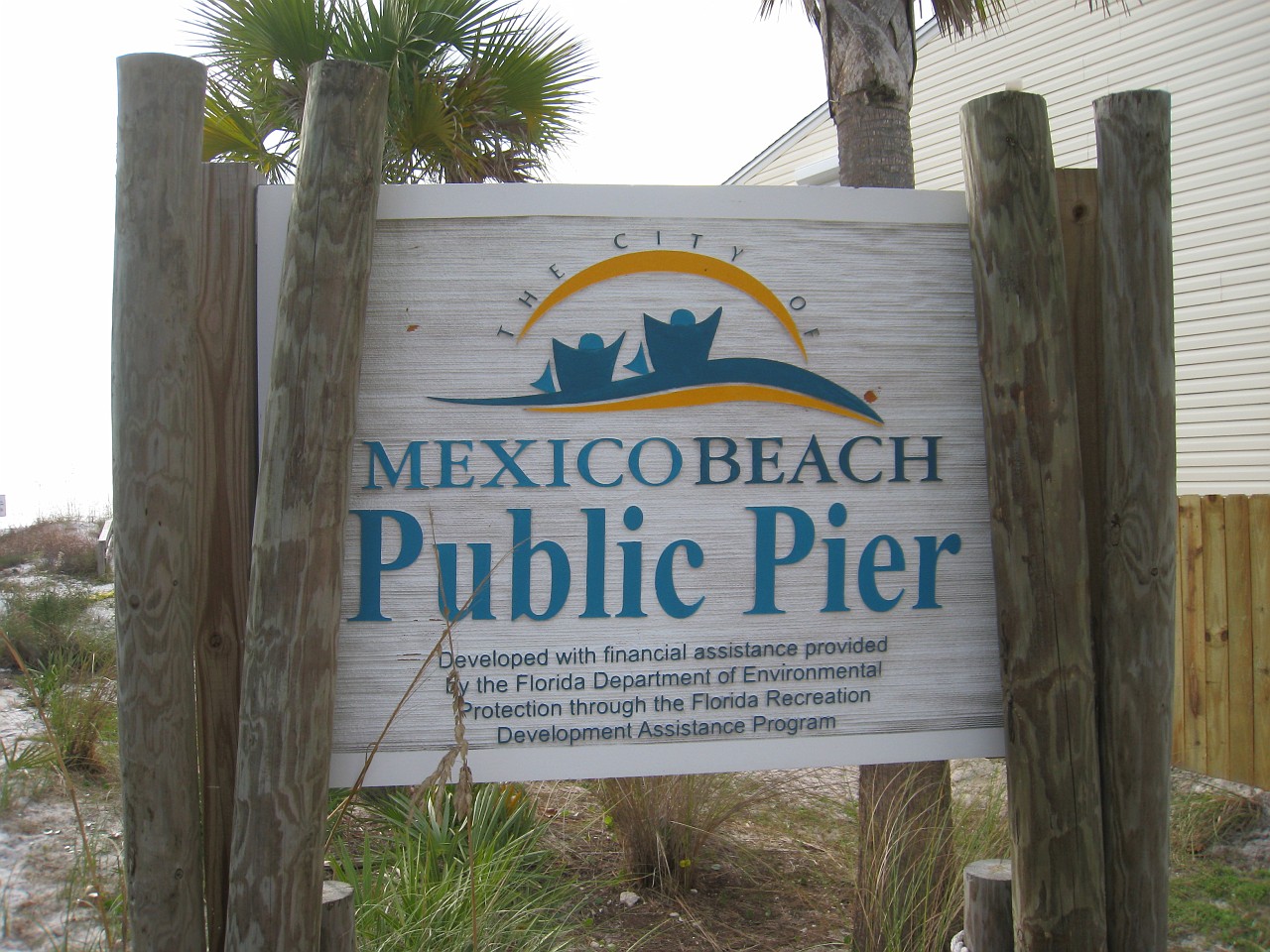 Vacation 2007-12 - Beaches Disney Hotels 0349.jpg - On the 2007-08 Florida vacation we visited beaches from Fort Myers to Sanibel Island sampling local food along the way. Green water and white sugar beaches! Arriving at Disney World we visited several of the theme resorts.